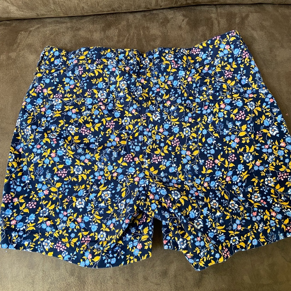 GAP for Good Mid Rise City Short Floral Print; 4 - Picture 3 of 4